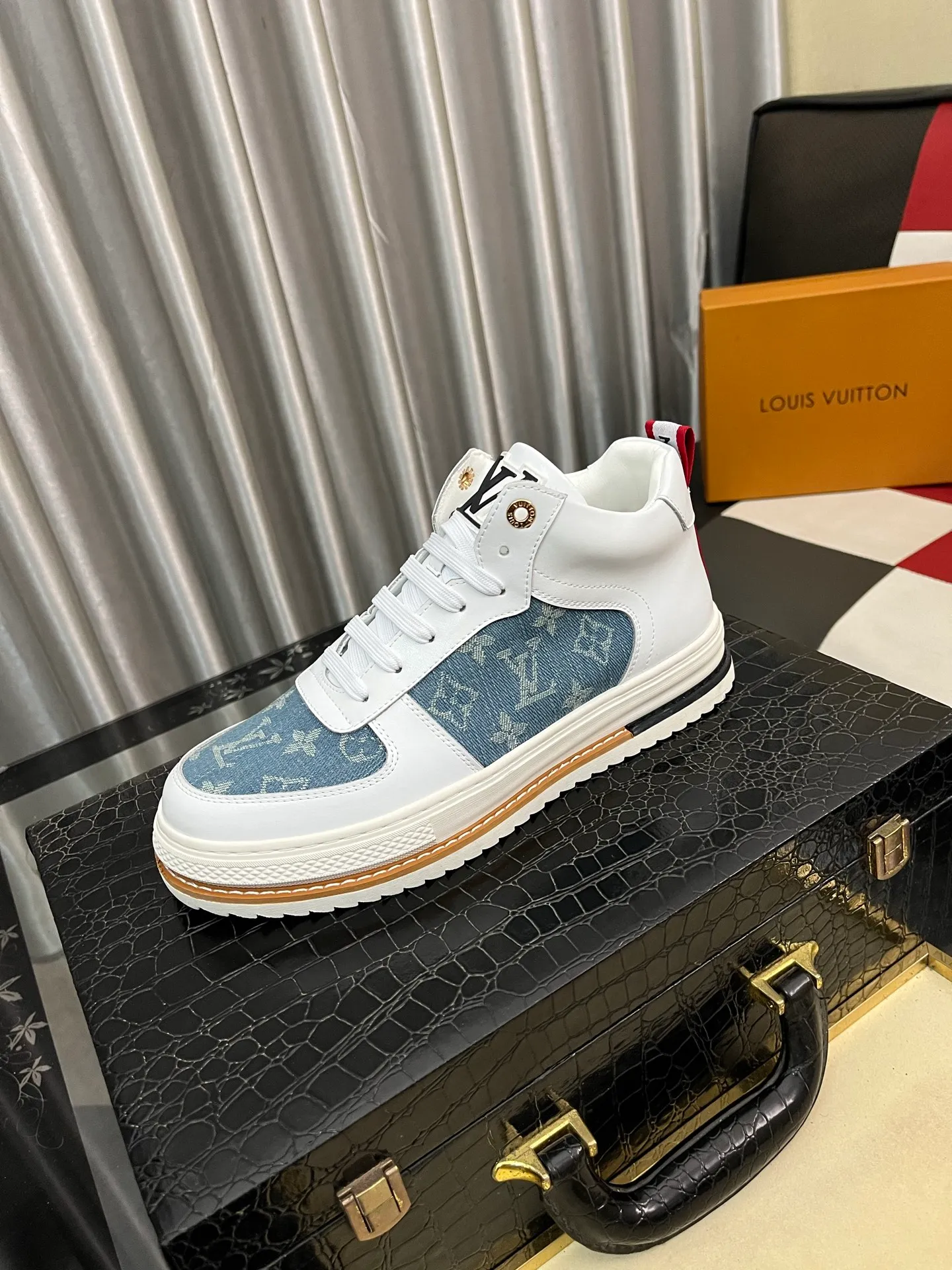 Ex-factory price: 420⌚️⌚️《Louis vuitton/LV Louis Vuitton》original quality.~ Unique modern style sneakers. 🏃A must-have casual shoe for trendy men😍😍 Original brand imported from Italy, imported original leather, cowhide lining (refuses to discolor and grind feet) sole: original sole provided by the original factory, French lazy style design ⚠️Fit to the feet, original quality, super comfortable original sole. Code number: 38-442️⃣Colors available